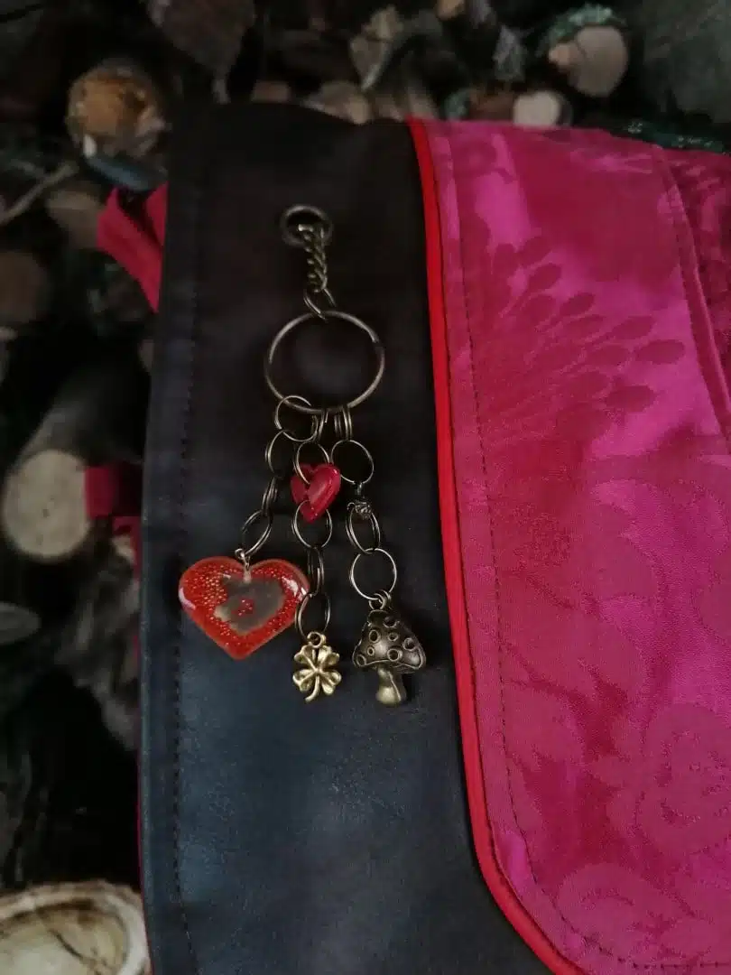 Sac, Grande Besace de survie Édition"La passion du rouge ", simili, velours, tissus d'ameublement , motifs coulemelles et feuilles crochetées main – Image 11