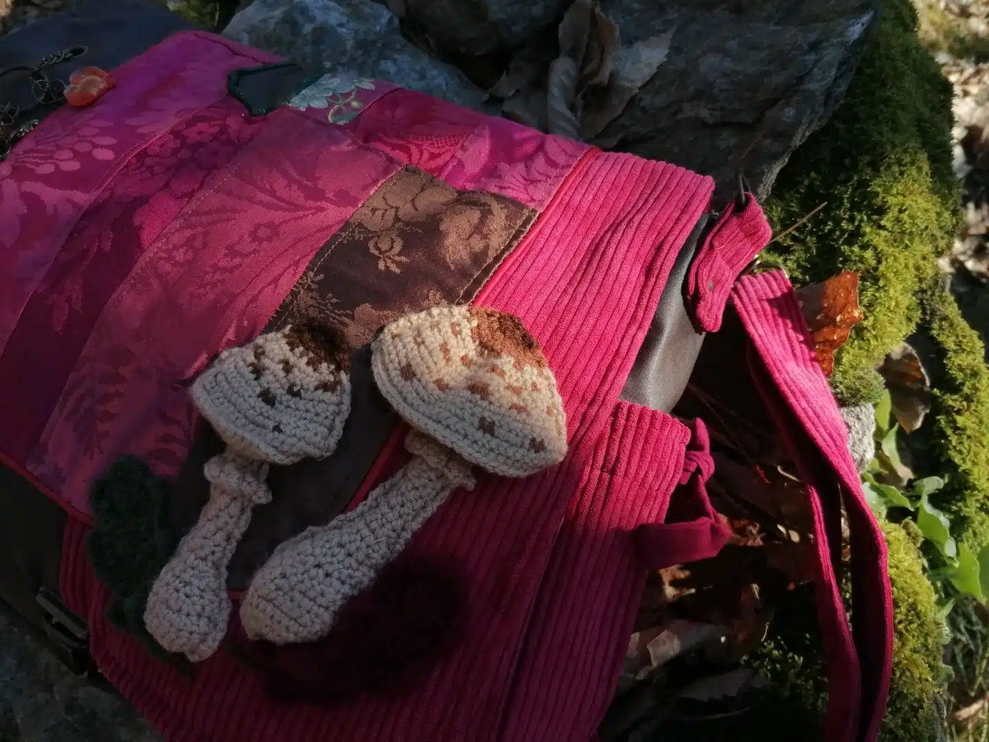 Sac, Grande Besace de survie Édition"La passion du rouge ", simili, velours, tissus d'ameublement , motifs coulemelles et feuilles crochetées main – Image 6