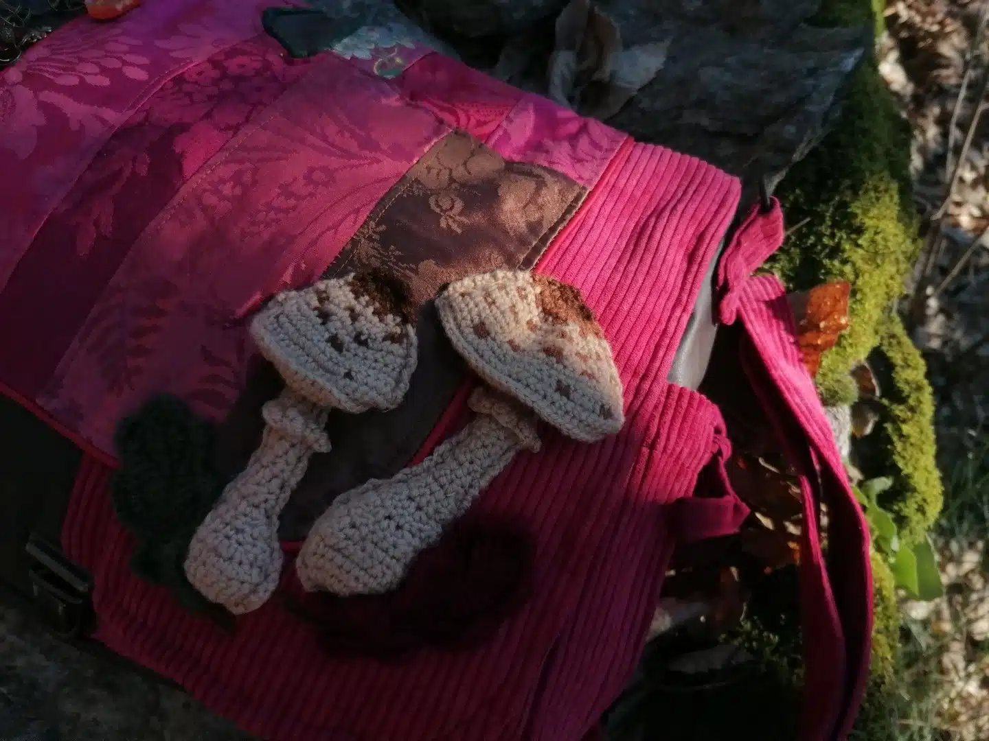 Sac, Grande Besace de survie Édition"La passion du rouge ", simili, velours, tissus d'ameublement , motifs coulemelles et feuilles crochetées main – Image 5