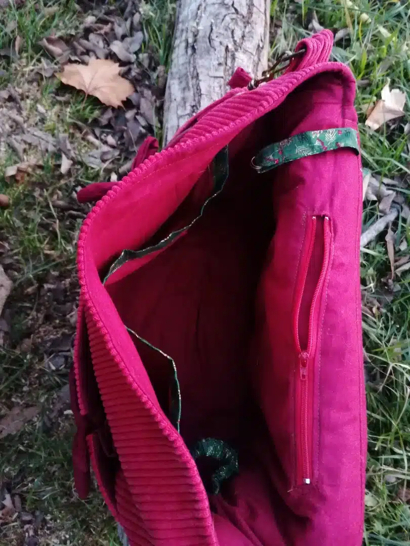 Sac, Grande Besace de survie Édition"La passion du rouge ", simili, velours, tissus d'ameublement , motifs coulemelles et feuilles crochetées main – Image 35