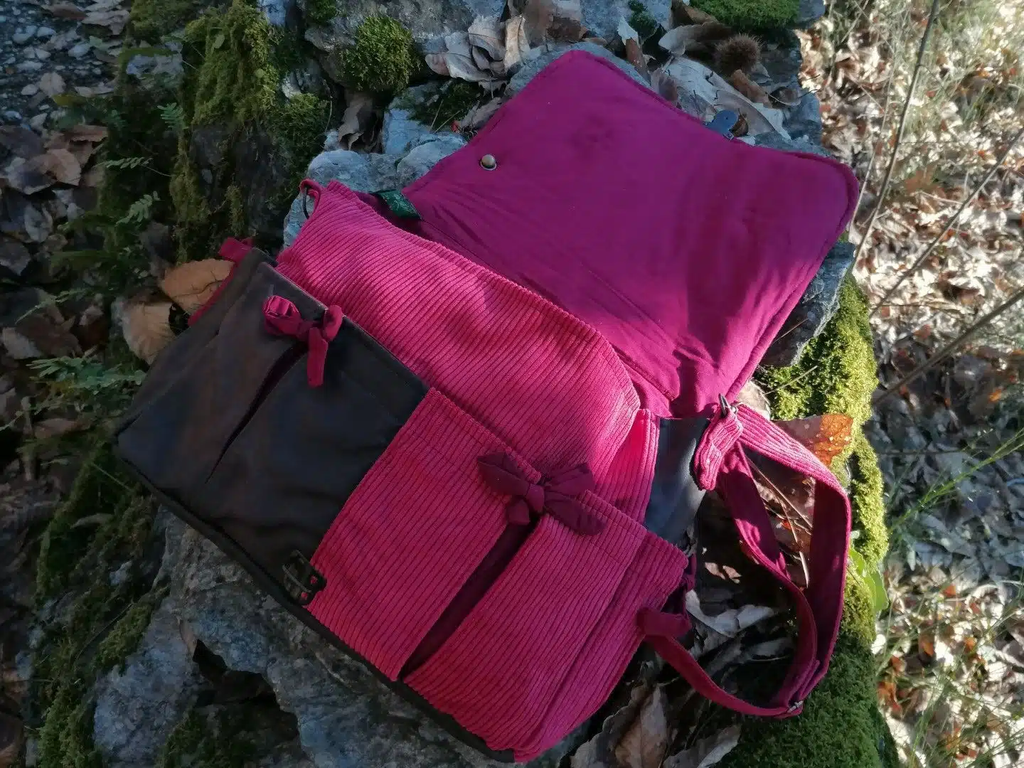 Sac, Grande Besace de survie Édition"La passion du rouge ", simili, velours, tissus d'ameublement , motifs coulemelles et feuilles crochetées main – Image 21