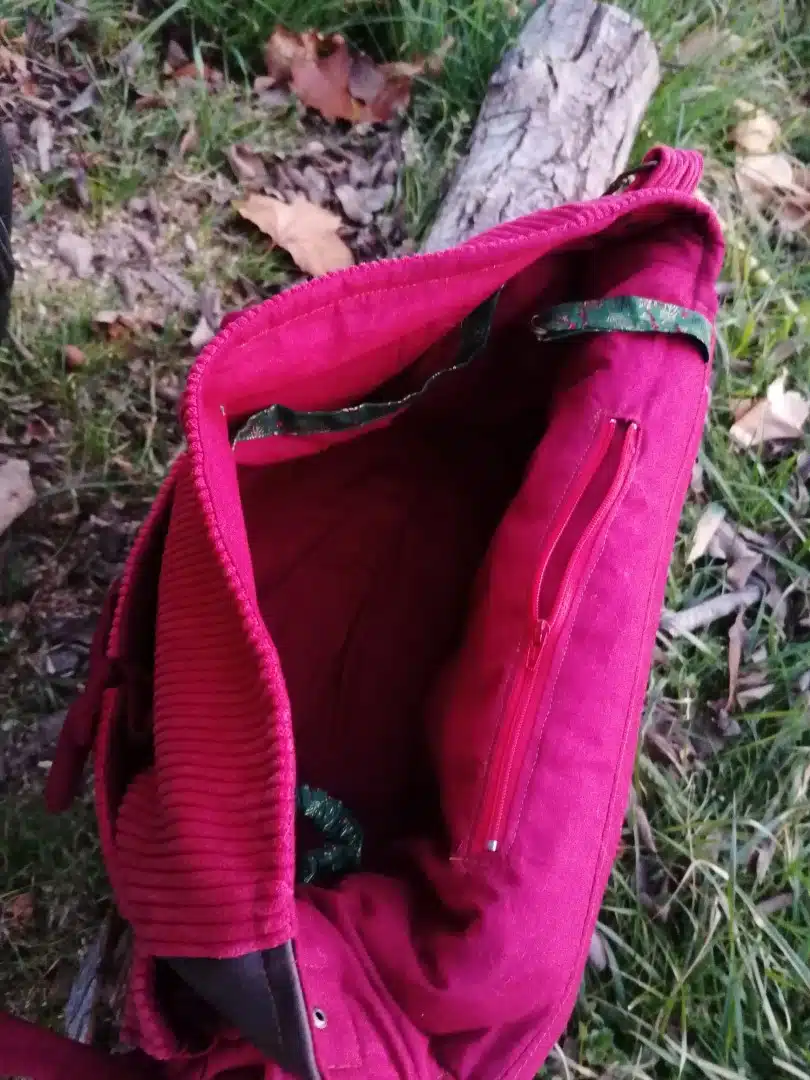 Sac, Grande Besace de survie Édition"La passion du rouge ", simili, velours, tissus d'ameublement , motifs coulemelles et feuilles crochetées main – Image 36