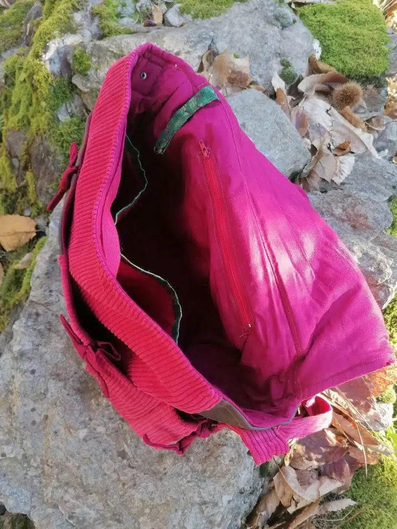 Sac, Grande Besace de survie Édition"La passion du rouge ", simili, velours, tissus d'ameublement , motifs coulemelles et feuilles crochetées main – Image 32