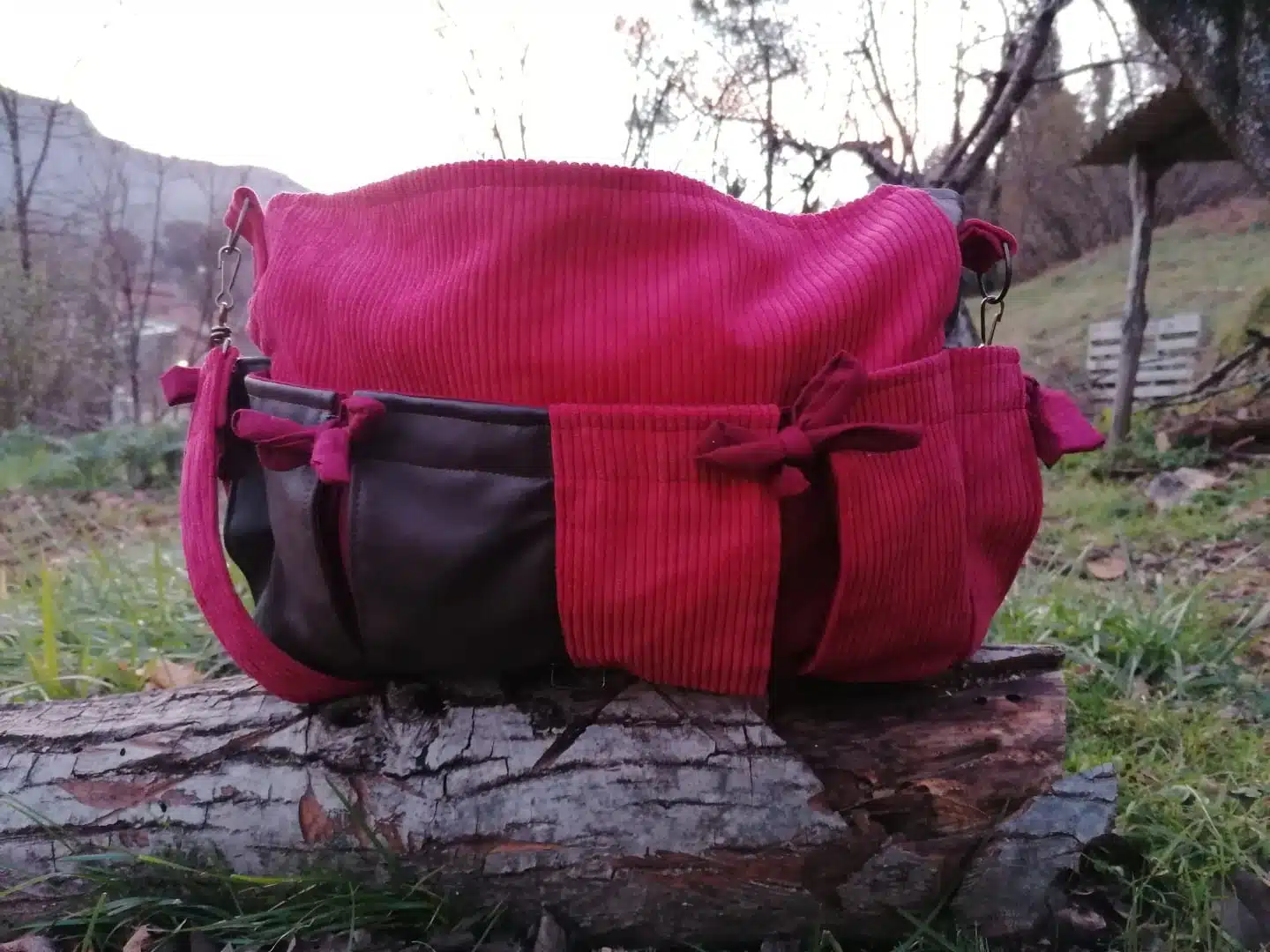 Sac, Grande Besace de survie Édition"La passion du rouge ", simili, velours, tissus d'ameublement , motifs coulemelles et feuilles crochetées main – Image 20