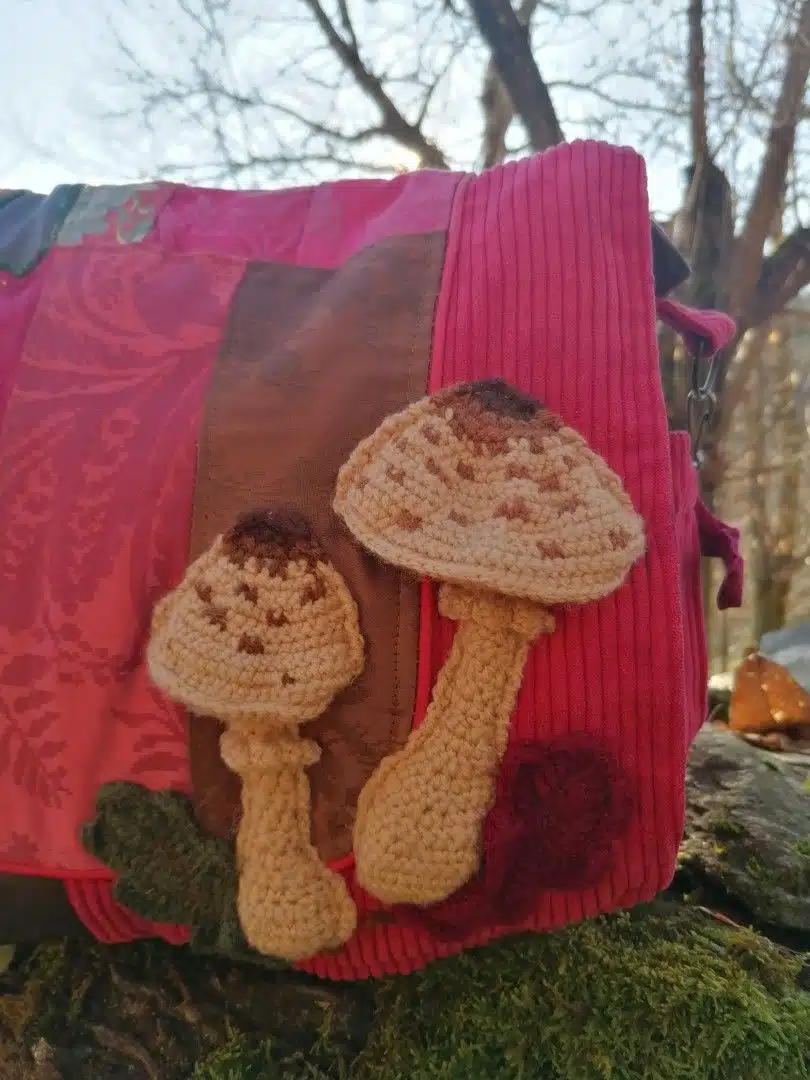 Sac, Grande Besace de survie Édition"La passion du rouge ", simili, velours, tissus d'ameublement , motifs coulemelles et feuilles crochetées main – Image 42