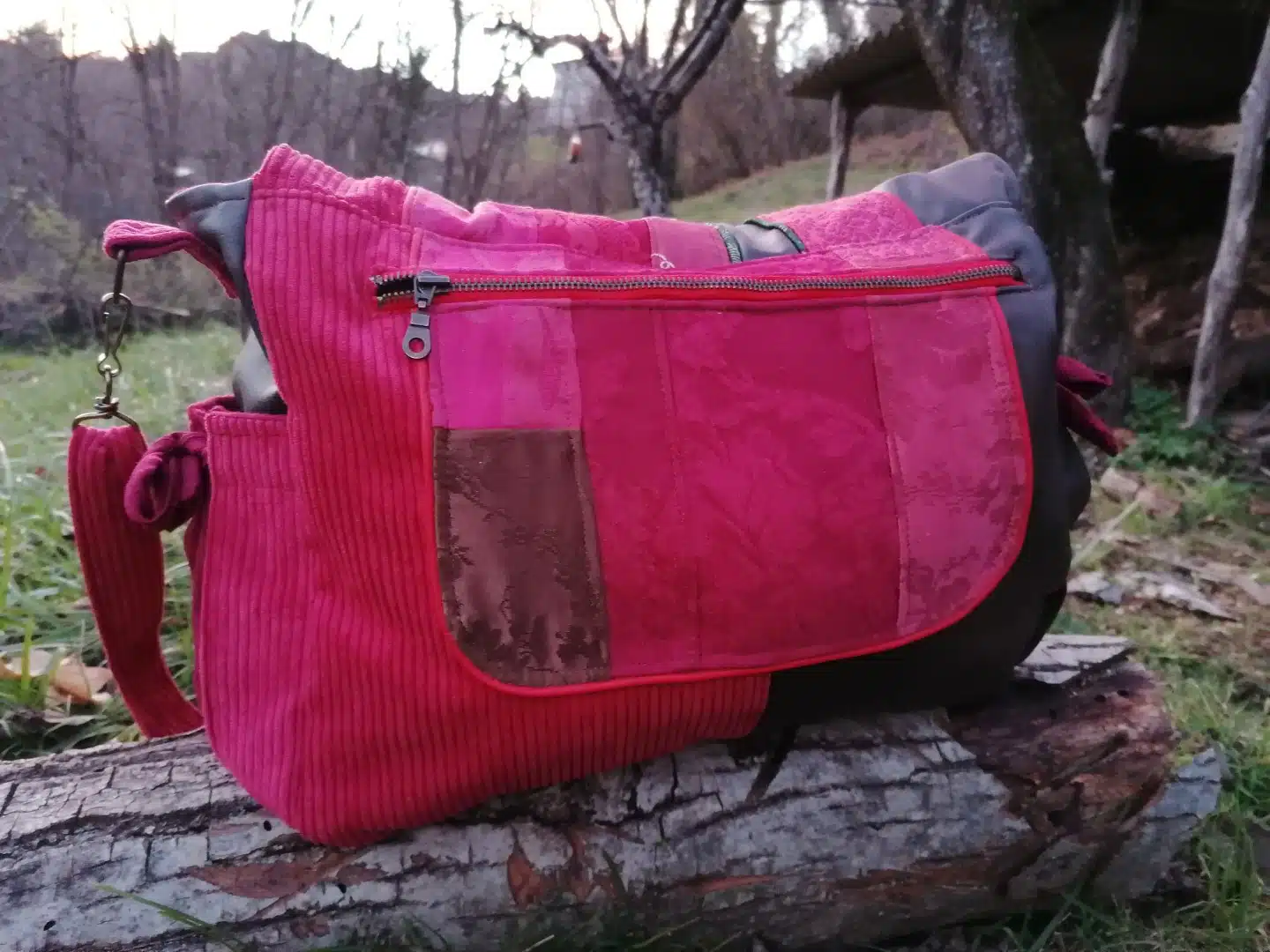 Sac, Grande Besace de survie Édition"La passion du rouge ", simili, velours, tissus d'ameublement , motifs coulemelles et feuilles crochetées main – Image 24