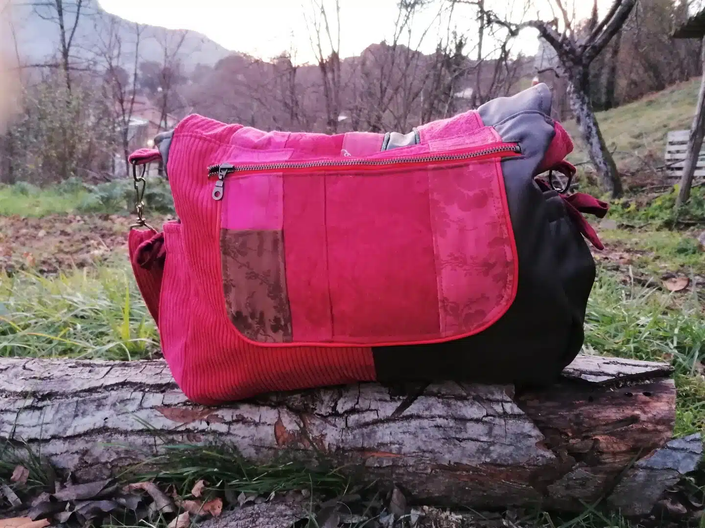 Sac, Grande Besace de survie Édition"La passion du rouge ", simili, velours, tissus d'ameublement , motifs coulemelles et feuilles crochetées main – Image 25