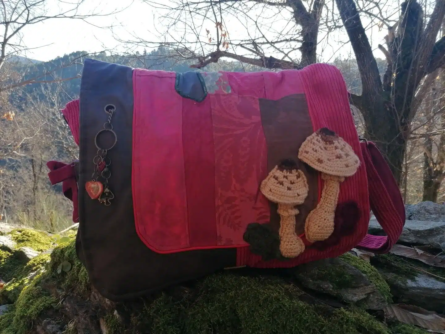 Sac, Grande Besace de survie Édition"La passion du rouge ", simili, velours, tissus d'ameublement , motifs coulemelles et feuilles crochetées main – Image 41