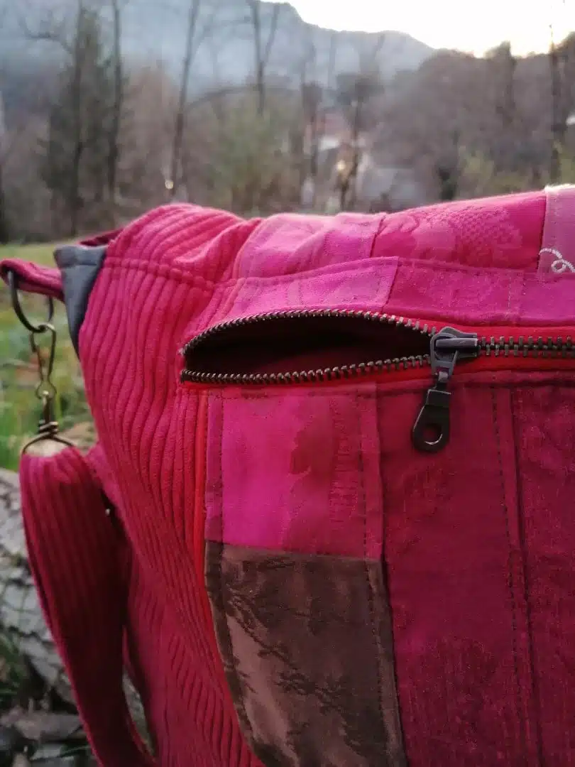 Sac, Grande Besace de survie Édition"La passion du rouge ", simili, velours, tissus d'ameublement , motifs coulemelles et feuilles crochetées main – Image 30