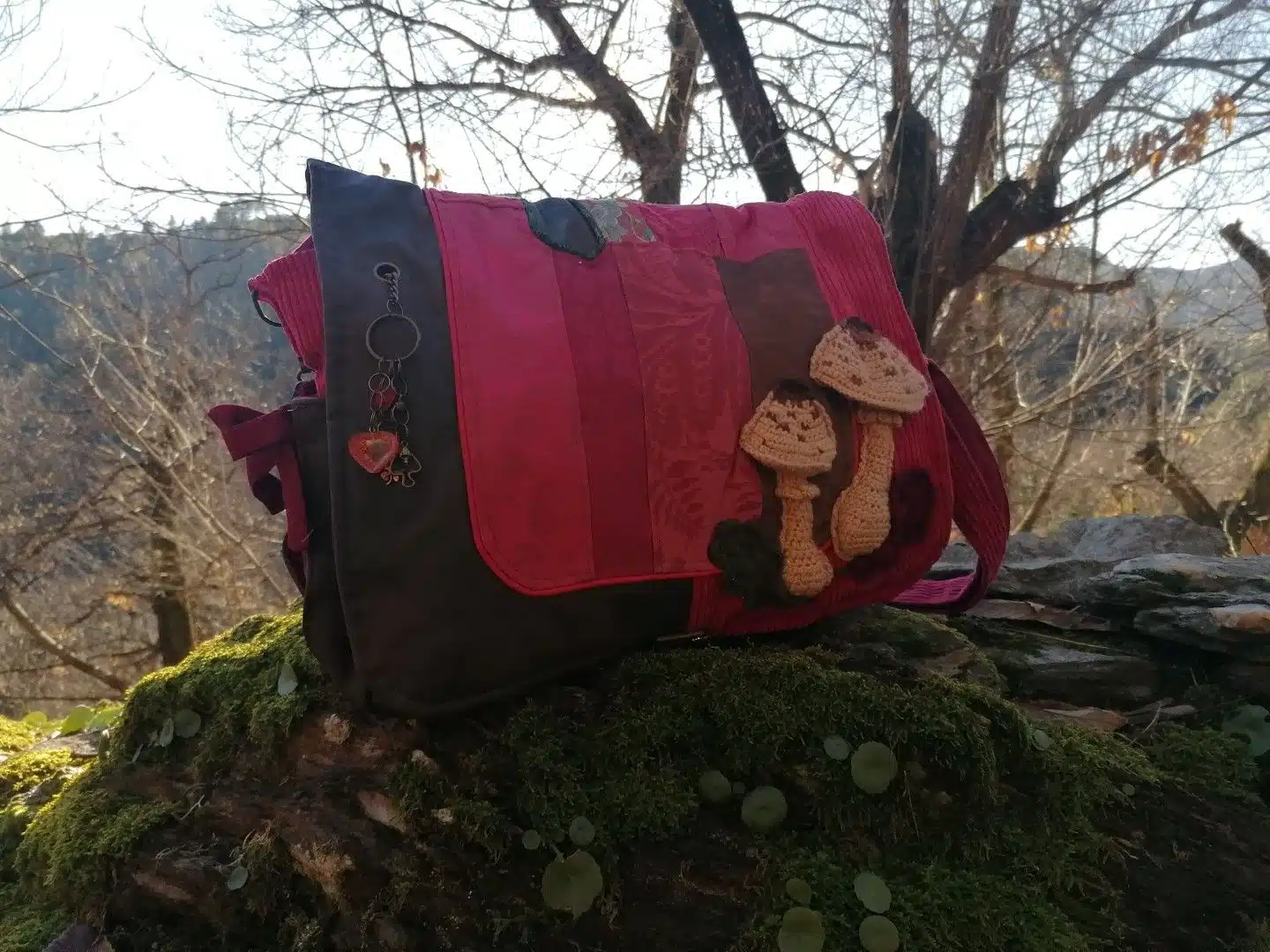 Sac, Grande Besace de survie Édition"La passion du rouge ", simili, velours, tissus d'ameublement , motifs coulemelles et feuilles crochetées main – Image 40