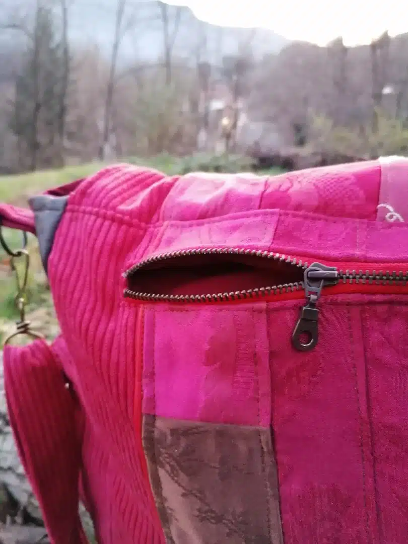 Sac, Grande Besace de survie Édition"La passion du rouge ", simili, velours, tissus d'ameublement , motifs coulemelles et feuilles crochetées main – Image 31