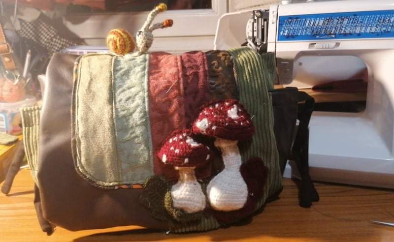 Sac, petite Besace de survie Édition « lumière d’automne », simili, velours, tissus d’ameublement , motif amanite)