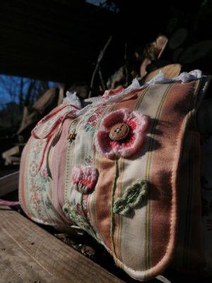 Petite Besace, "Boudoir d'antan de Martine" , tissus de tapissier, lin simili... et coton