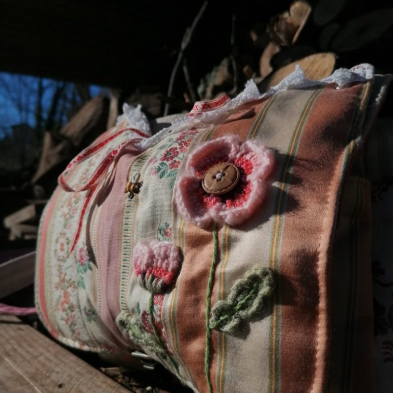 Petite Besace, « Boudoir d’antan de Martine » , tissus de tapissier, lin simili… et coton