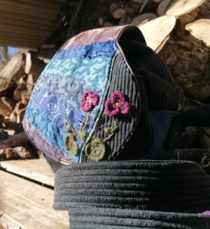 La caraboule , sac ,Besace ronde , Édition "Respire", simili, velours, tissus d'ameublement , motif violette