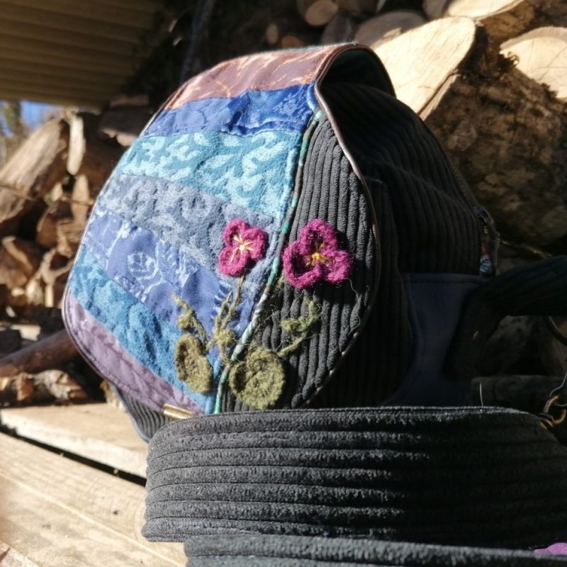 La caraboule , sac ,Besace ronde , Édition « Respire », simili, velours, tissus d’ameublement , motif violette