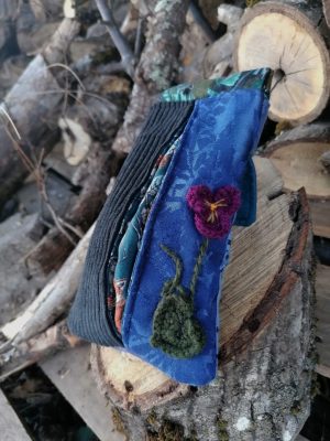 Étui à lunettes clic-clac, "Respire", coton , simili et velours, tissus d'ameublement et motif violette au crochet fermoir clic-clac 10cm