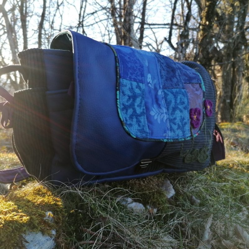 Sac, petite Besace de survie Édition « Respire », simili, velours, tissus d’ameublement , motif violette