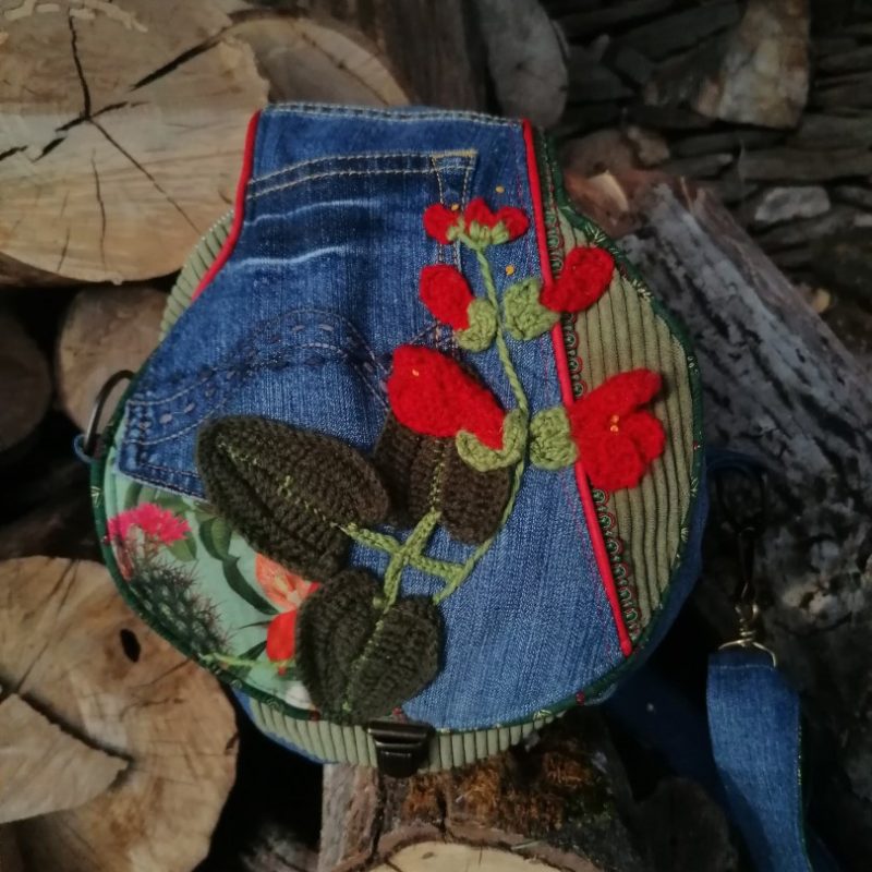 La caraboule , sac ,Besace ronde , Édition « Des fleurs avant les haricots », jeans, velours, coton, motif crocheté et brodé