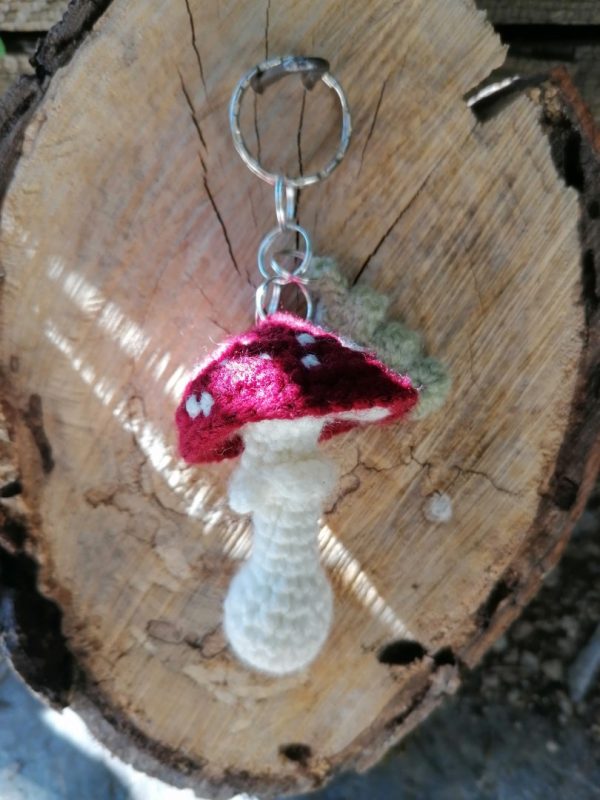 Porte-clés champignon , Amanite tue mouche et feuille verte clair salamandingue au crochet , acryliques apprêts, ouate,  n°1