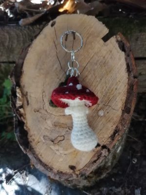 Porte-clés champignon , Amanite tue mouche et feuille verte foncée salamandingue au crochet , acryliques apprêts, ouate,  n°2