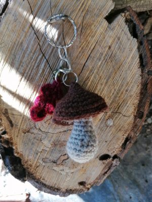 Porte-clés champignon , cèpe et feuille bordeaux salamandingue au crochet , acryliques apprêts, ouate, n°1