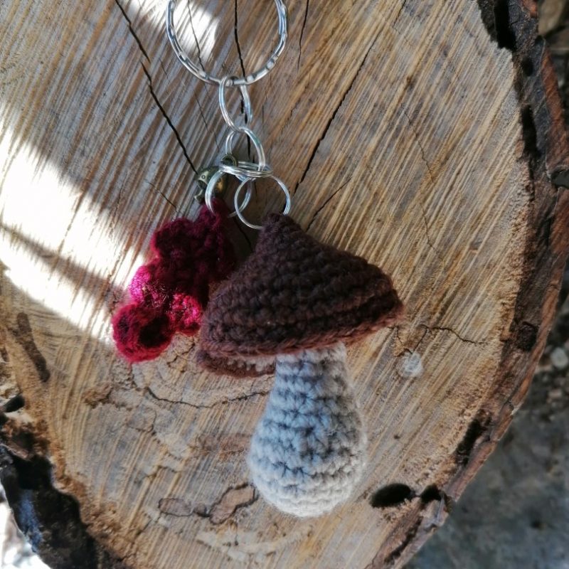 Porte-clés champignon , cèpe et feuille bordeaux salamandingue au crochet , acryliques apprêts, ouate, n°1