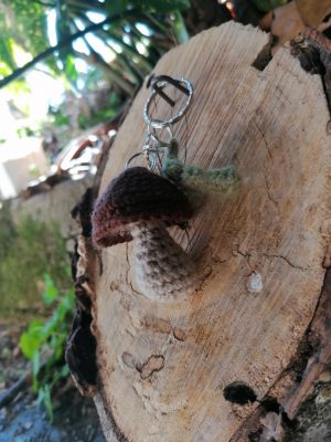 Porte-clés champignon , cèpe et feuille bordeaux salamandingue au crochet , acryliques apprêts, ouate, n°2