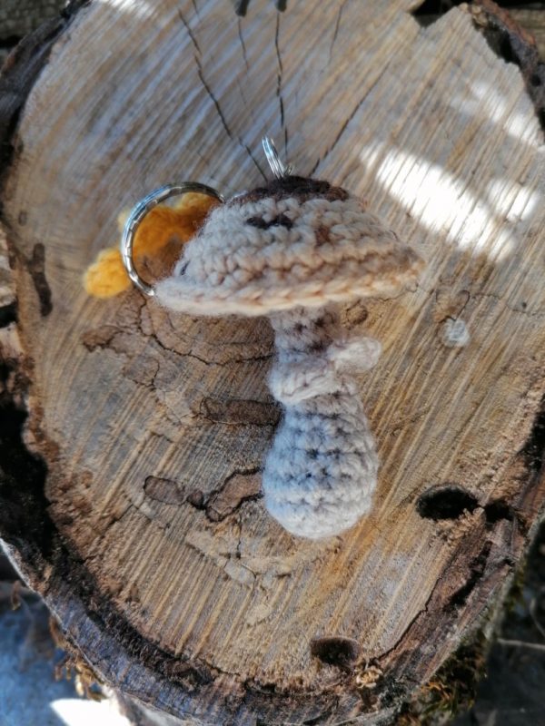 Porte-clés champignon , coulemelle et feuille jaune salamandingue au crochet , acryliques apprêts, ouate n°3