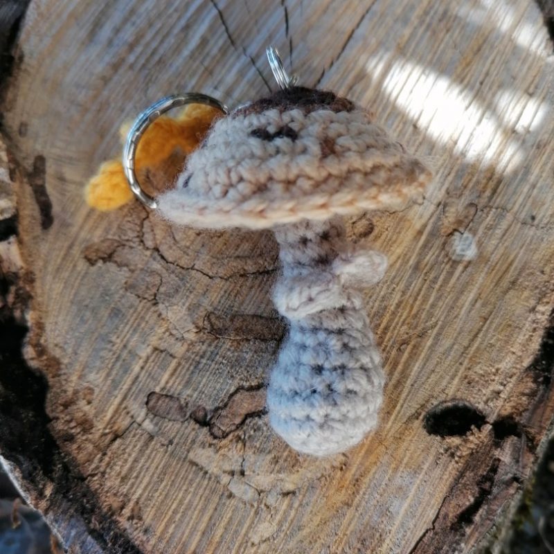 Porte-clés champignon , coulemelle et feuille jaune salamandingue au crochet , acryliques apprêts, ouate n°3