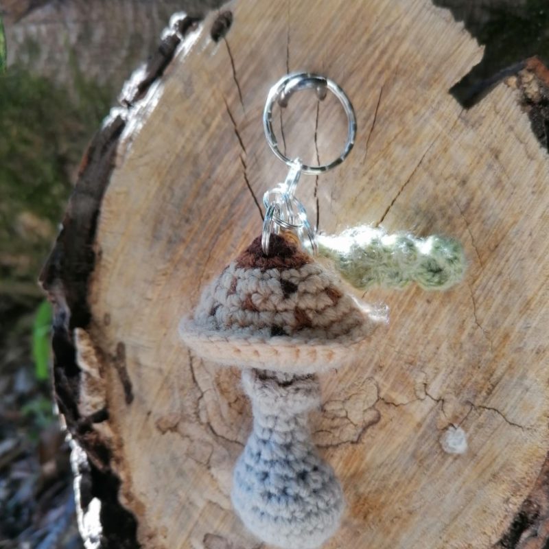 Porte-clés champignon , coulemelle et feuille verte salamandingue au crochet , acryliques apprêts, ouate n°4