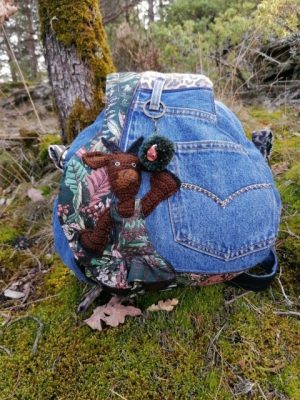 La Grande caraboule , Besace ronde, "Qui rend chèvre, La chèvre et le renard !" , jeans upcycler , coton, motif crocheter amigurumi chèvre