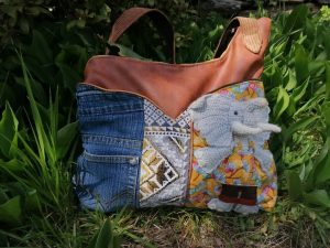 La pense à pas tout ! Besace bandoulière,  Un éléphant , du soleil pour s'ancrer et rester serein dans le bonheur, motif crochet , jean, coton,...