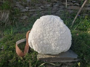 La Grande caraboule , Besace ronde, "le sacâlin ou la toison baladeuse", fausse fourrure, velours et cotons