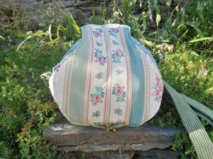 La caraboule , sac ,Besace ronde , "douceur fleurie pour une princesse, velours, tissus de tapissier, coton et rayonne