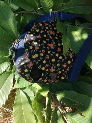 La caraboule , sac ,Besace ronde , "antonine", jean , imprimé  fleuris fond noir