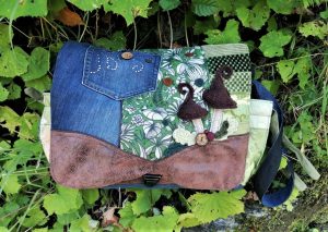 Sac, Grande Besace de survie Édition "Balade au fond des bois mousseux", jeans, simili et coton, motif cèpes spiralé