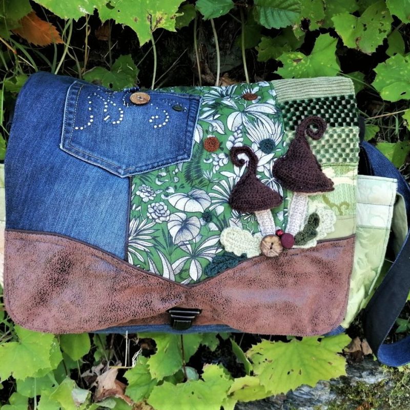 Sac, Grande Besace de survie Édition « Balade au fond des bois mousseux », jeans, simili et coton, motif cèpes spiralé