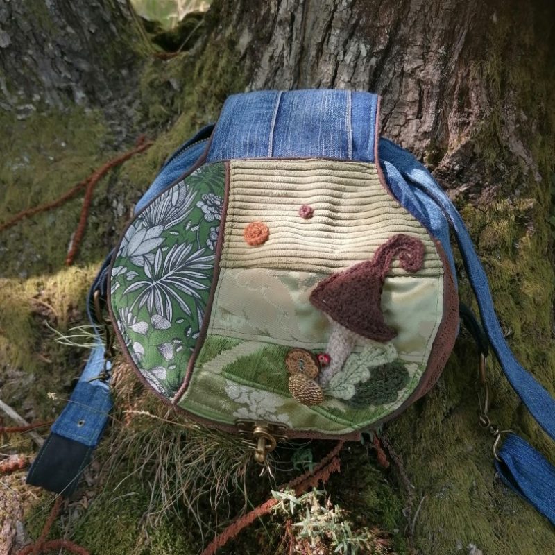 La caraboule , sac ,Besace ronde , « la douceur de la Lumière d’automne » , tissus …, cèpe au crochet