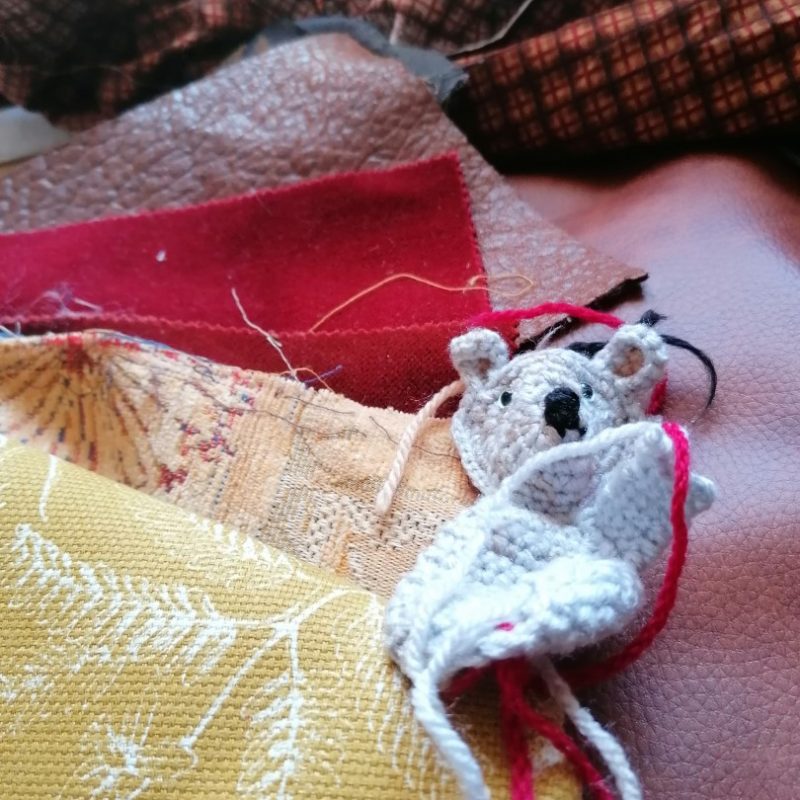 La caraboule de, Besace ronde , » Un automne ne pique pas forcement » , tissus d’ameublement, coton , velours, simili, acrylique, hérisson crochet / acompte 1