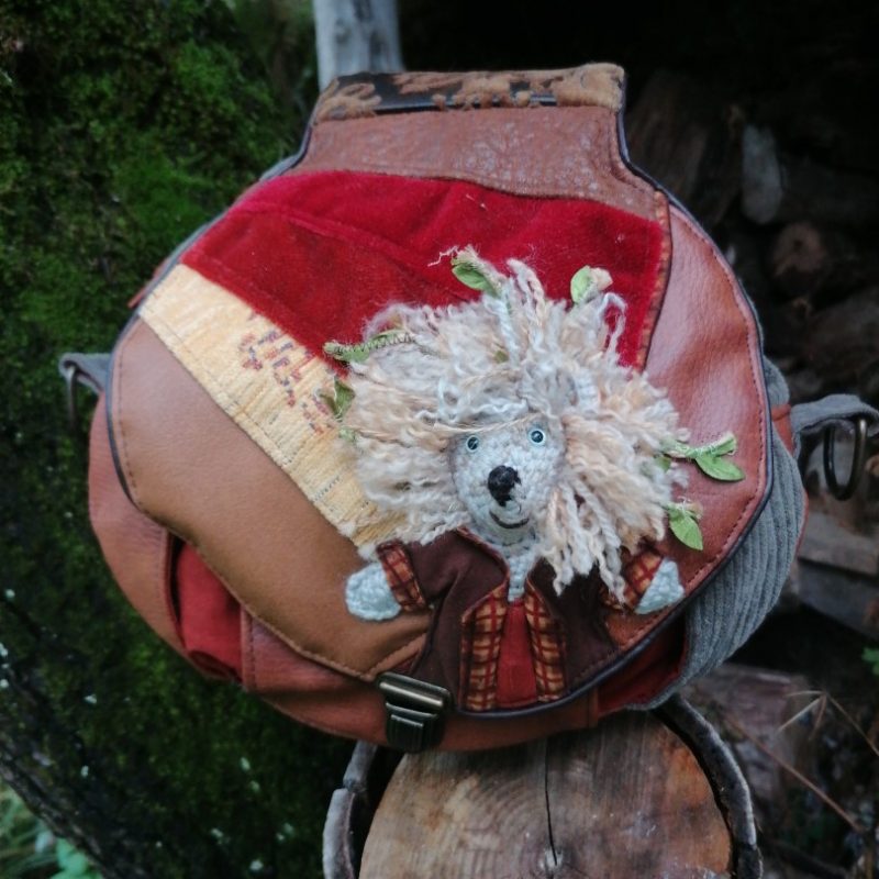 La caraboule de, Besace ronde , » Un automne ne pique pas forcement » , tissus d’ameublement, coton , velours, simili, acrylique, hérisson crochet / acompte 2