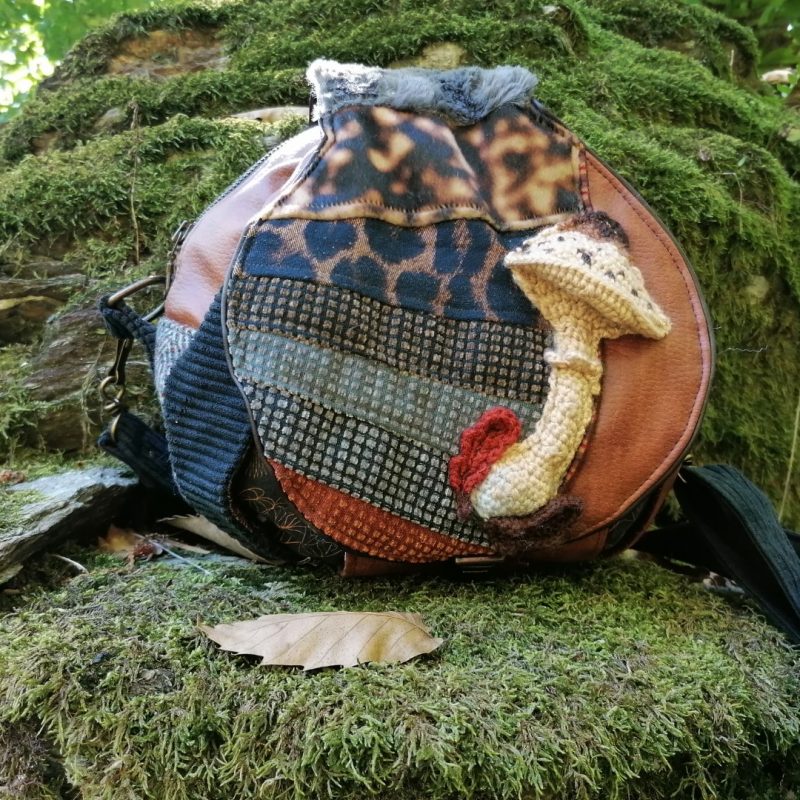 La caraboule , sac ,Besace ronde , « Tribal pouvoirs de l’automne » , tissus coulemelle au crochet