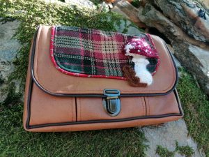 Petite Pochette, "Castagne", "Le temps des castagnes et  des champignons",motif champignon au crochet, laine , coton, simili, passe poils...