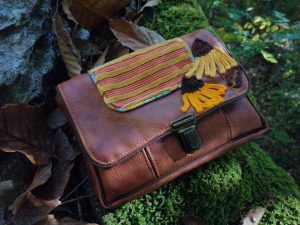 Castagne, pochette ,"Rayon d'automne fleuris"  ,motif fleuris au crochet, Rayonne , coton, simili, passe poils...