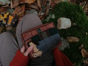 Castagne, pochette ,"Tribal d'automne" ,motif coulemelle au crochet, tissus d'ameublement , coton, simili, passe poils...