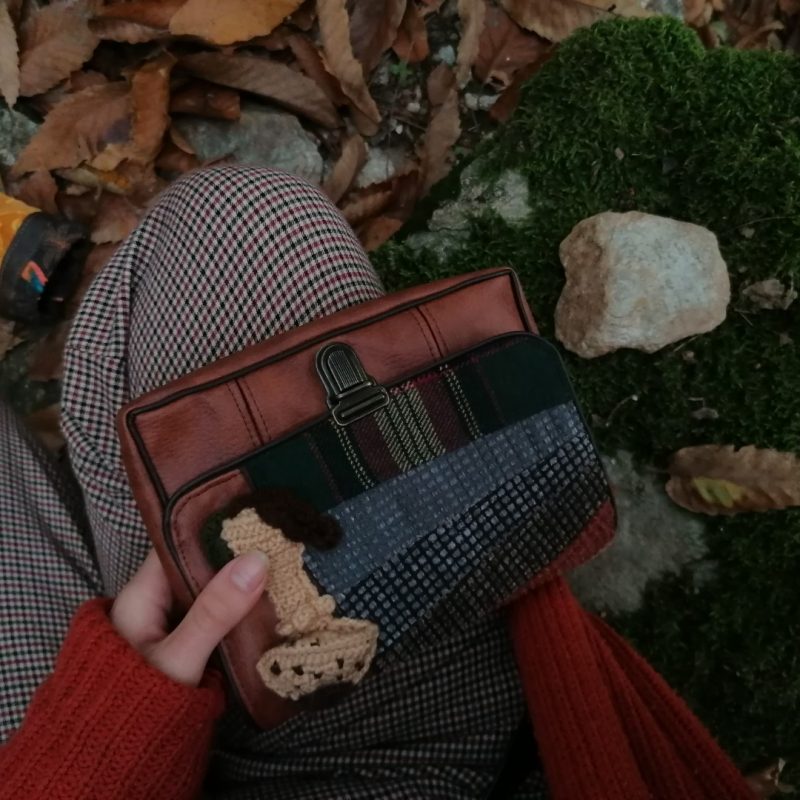 Castagne, pochette , »Tribal d’automne » ,motif coulemelle au crochet, tissus d’ameublement , coton, simili, passe poils…