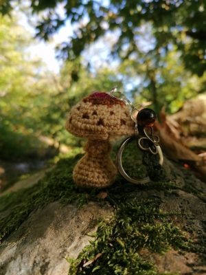Porte-clés champignon , coulemelle et feuille verte salamandingue au crochet , acryliques apprêts, ouate n°5