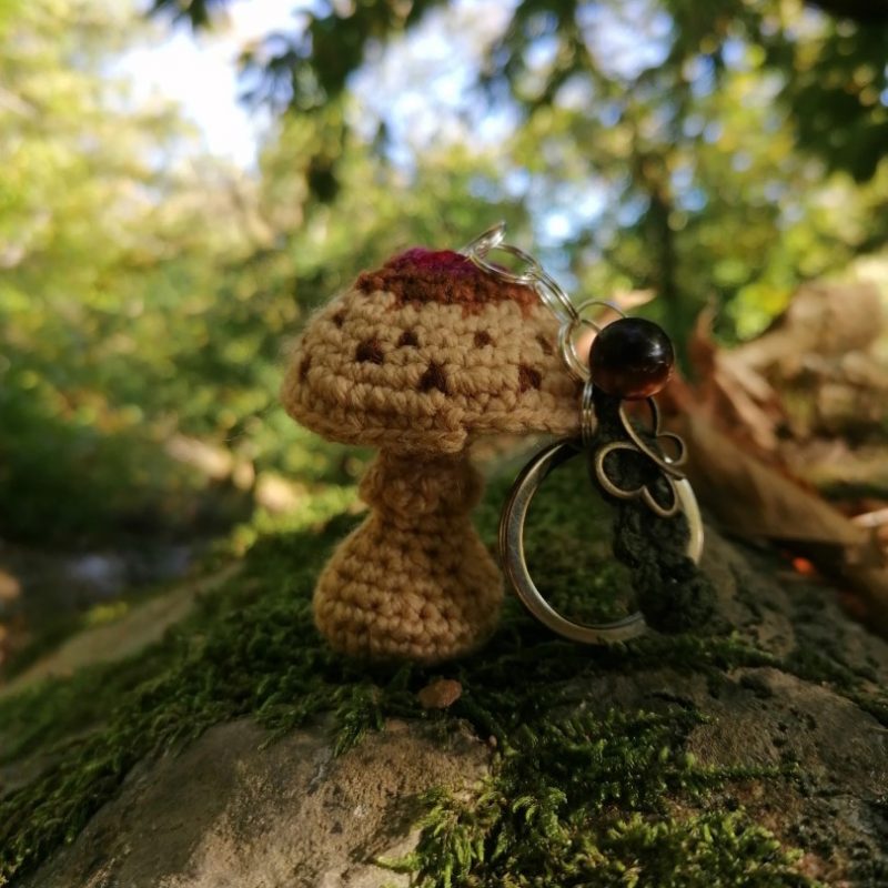Porte-clés champignon , coulemelle et feuille verte salamandingue au crochet , acryliques apprêts, ouate n°5
