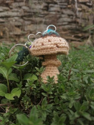 Porte-clés champignon , coulemelle et feuille verte salamandingue au crochet , acryliques apprêts, ouate centre bleu