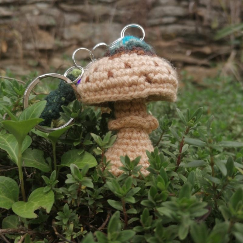 Porte-clés champignon , coulemelle et feuille verte salamandingue au crochet , acryliques apprêts, ouate centre bleu
